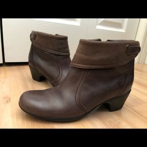 CLARKS “BENDABLES” LEATHER ANKLE BOOTS